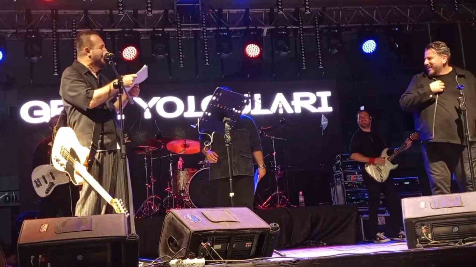 Gece Yolcuları’na sahnede sürpriz: Diplomalarını yıllar sonra aldılar 8 gece yolcularina sahnede surpriz diplomalarini yillar sonra aldilar 4 I1FgOf9k
