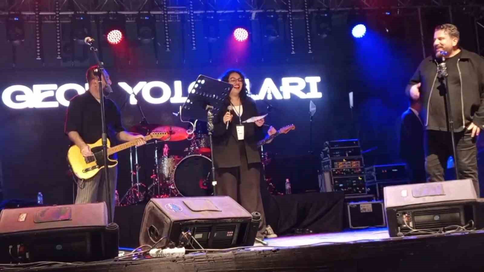 Gece Yolcuları’na sahnede sürpriz: Diplomalarını yıllar sonra aldılar 9 gece yolcularina sahnede surpriz diplomalarini yillar sonra aldilar 5 DkUHkRdG