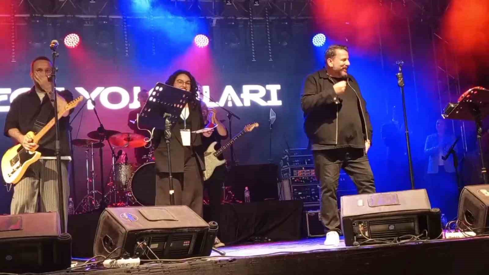 Gece Yolcuları’na sahnede sürpriz: Diplomalarını yıllar sonra aldılar 10 gece yolcularina sahnede surpriz diplomalarini yillar sonra aldilar 6 HNzVqHYc