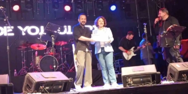 gece-yolcularina-sahnede-surpriz-diplomalarini-yillar-sonra-aldilar-eV3zfUDw.jpg