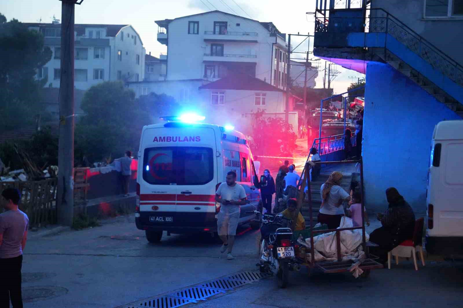 Gecekonduda çıkan yangın mahalleliyi sokağa döktü: Kundaklama şüphesi araştırılıyor 6 gecekonduda cikan yangin mahalleliyi sokaga doktu kundaklama suphesi arastiriliyor 2 XCXEKTKl