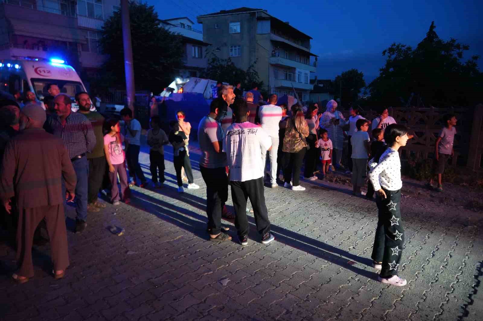 Gecekonduda çıkan yangın mahalleliyi sokağa döktü: Kundaklama şüphesi araştırılıyor 8 gecekonduda cikan yangin mahalleliyi sokaga doktu kundaklama suphesi arastiriliyor 4