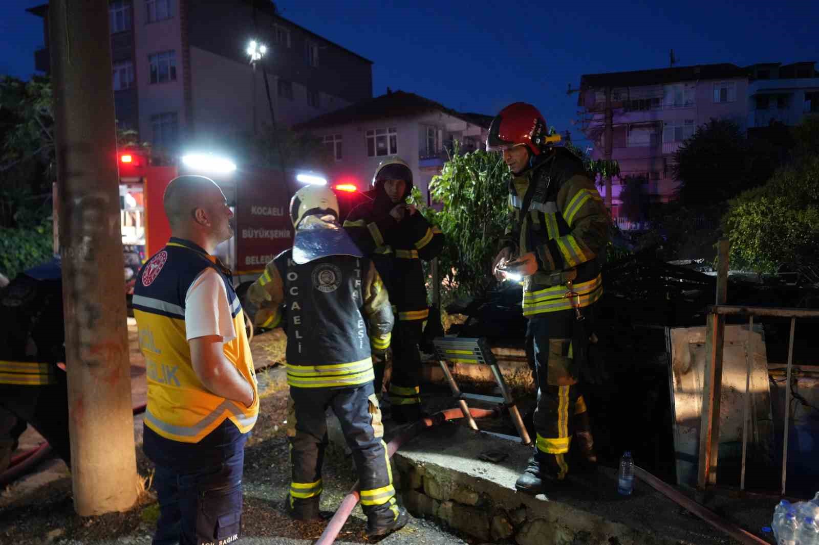 Gecekonduda çıkan yangın mahalleliyi sokağa döktü: Kundaklama şüphesi araştırılıyor 9 gecekonduda cikan yangin mahalleliyi sokaga doktu kundaklama suphesi arastiriliyor 5 QEnwQhA3
