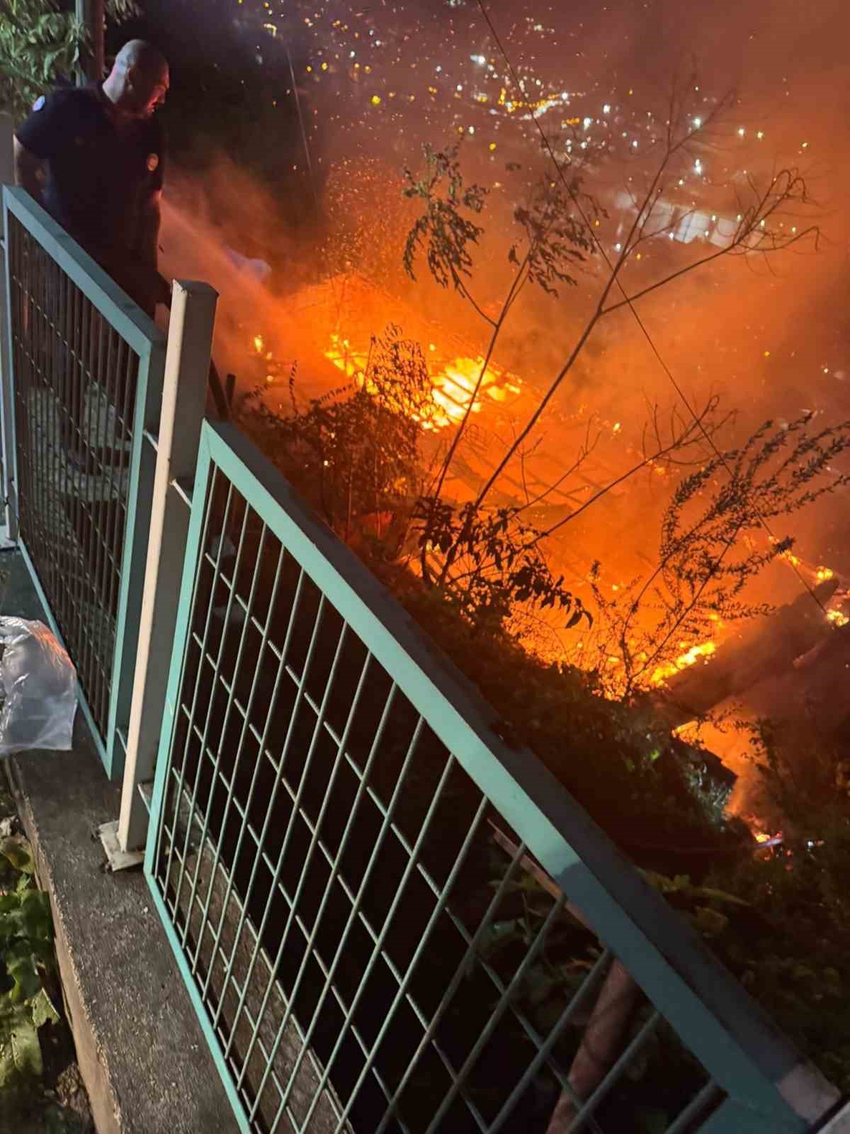 gecekonduda korkutan yangin mutfak tupu patladi 3 fgNgA8C2