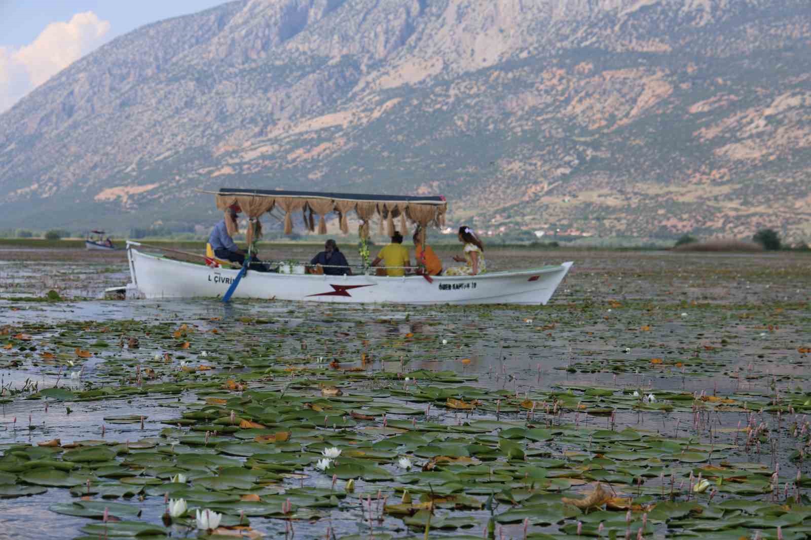 gecen yil kuraklik bu yil ise asiri yagislar niluferlerin gorsel solenini geciktirdi 0 9qgNYAnn