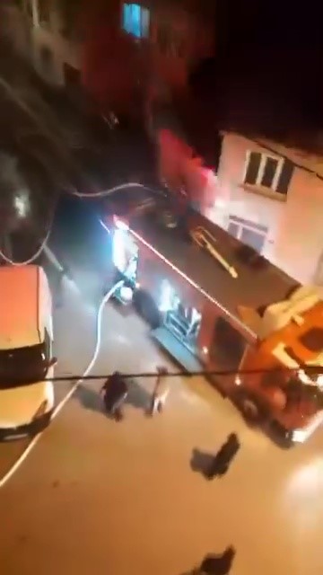 geceyi aydinlatan yangin mahalleyi ayaga kaldirdi 2 WRIwXc5J
