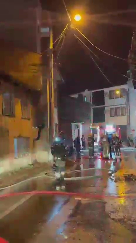 geceyi aydinlatan yangin mahalleyi ayaga kaldirdi 4
