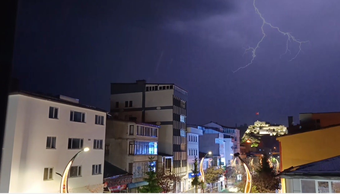geceyi gunduze ceviren simsekler kars semalarinda nefes kesen isik gosterisi 1 TMSJSuzL