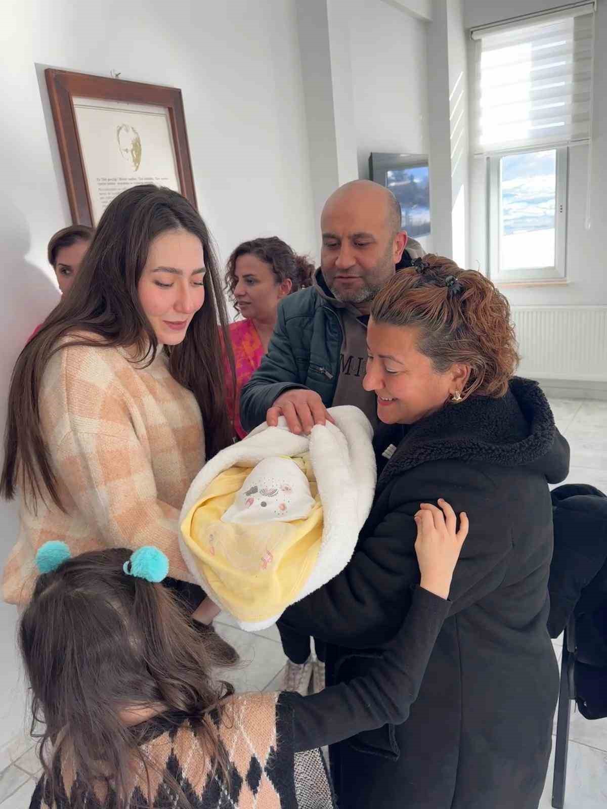 ‘Geçici Koruyucu Aile’ modelinin 100’üncü bebeği Ege Berk, Samsun’da koruyucu ailesiyle buluştu 4 gecici koruyucu aile modelinin 100uncu bebegi ege berk samsunda koruyucu ailesiyle bulustu 0 TACA2n6P