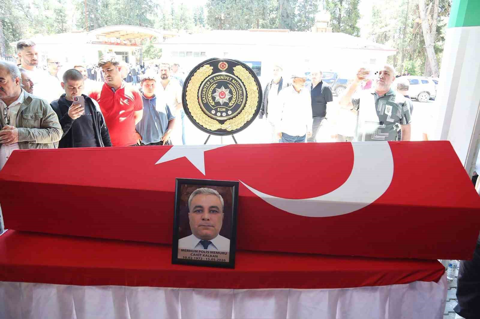 gecirdigi rahatsizlik sonrasi hayatini kaybeden polis memuru son yolculuguna ugurlandi 1 rtUMNj4c
