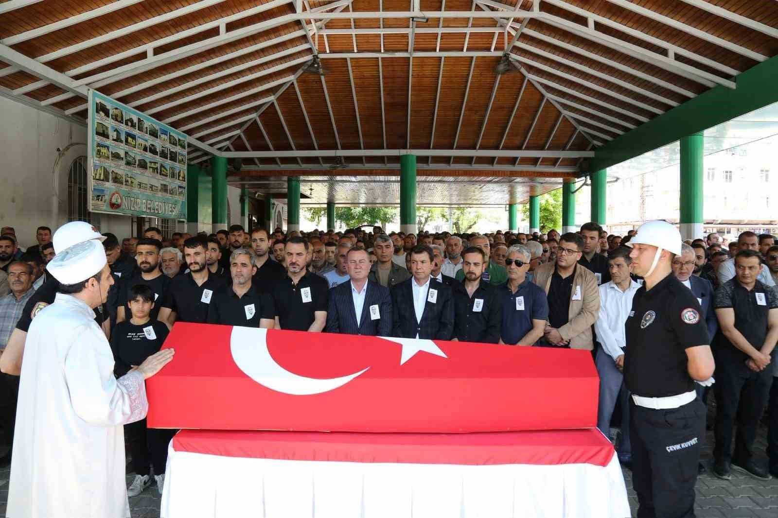 gecirdigi rahatsizlik sonrasi hayatini kaybeden polis memuru son yolculuguna ugurlandi 2 9DpGVwK3