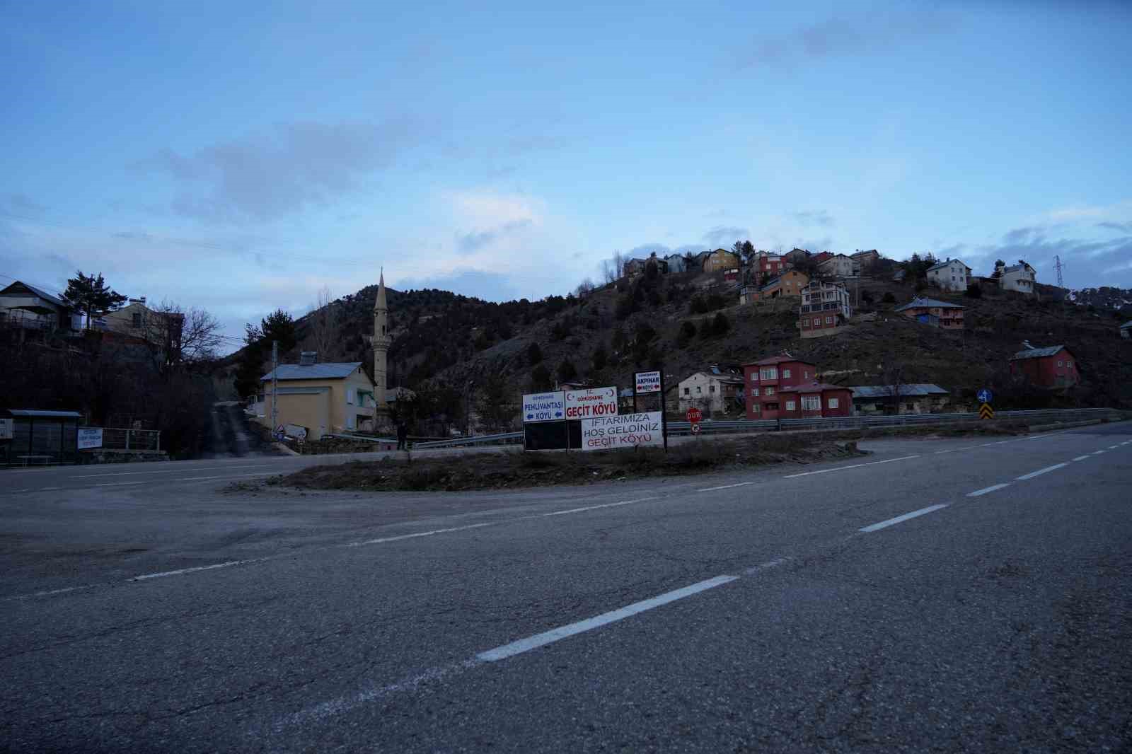 gecit koyunde 18 yillik iftar gelenegi yoldan gecenleri sofrada bulusturuyor 0 F56BBaF3