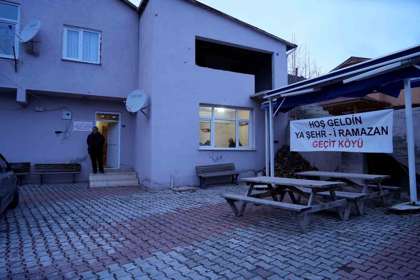 gecit koyunde 18 yillik iftar gelenegi yoldan gecenleri sofrada bulusturuyor 2 9qV14PXh
