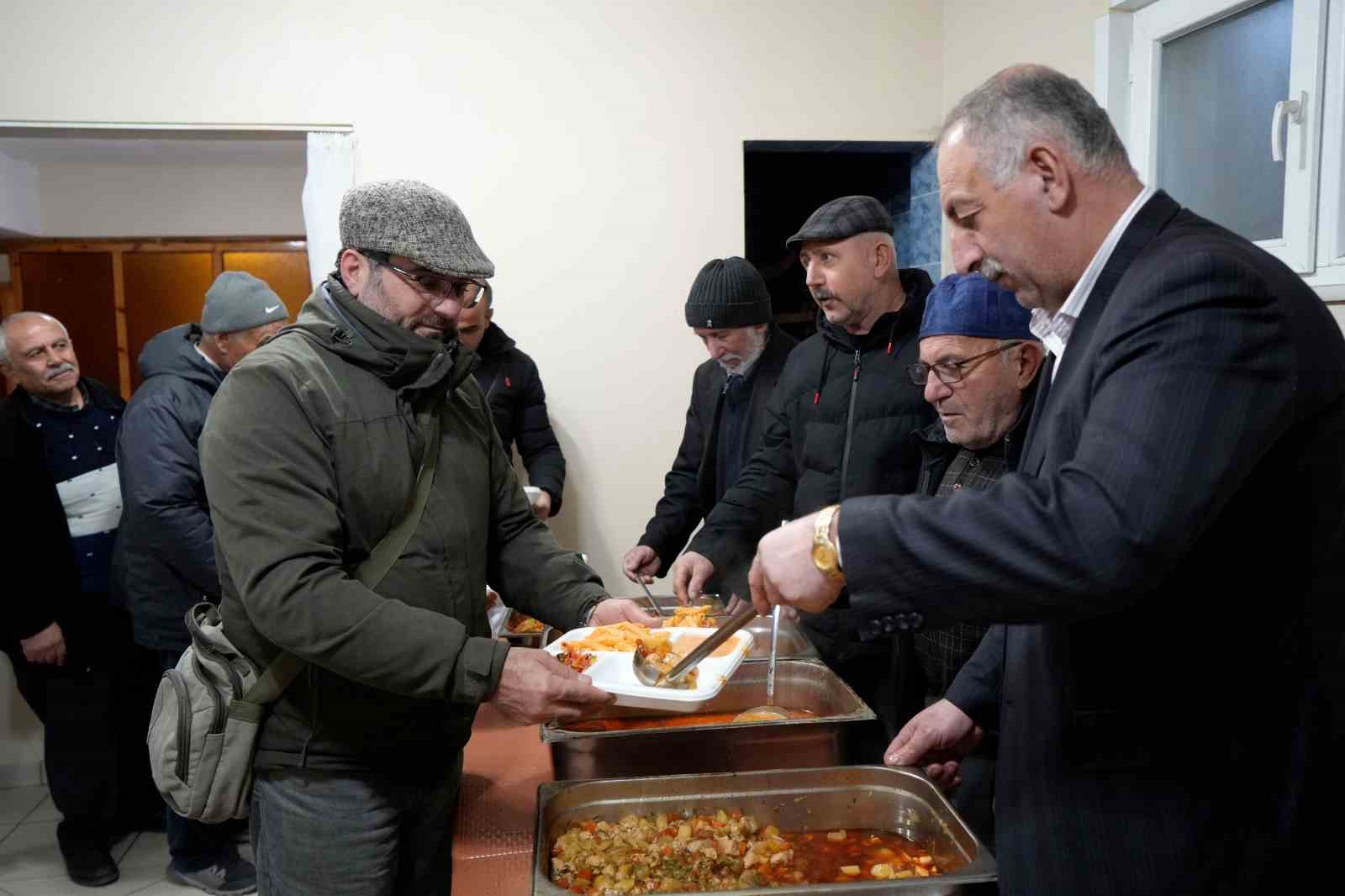 gecit koyunde 18 yillik iftar gelenegi yoldan gecenleri sofrada bulusturuyor 3