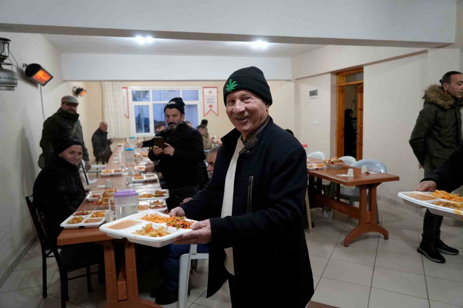 gecit koyunde 18 yillik iftar gelenegi yoldan gecenleri sofrada bulusturuyor 4 D6ZhGzeU
