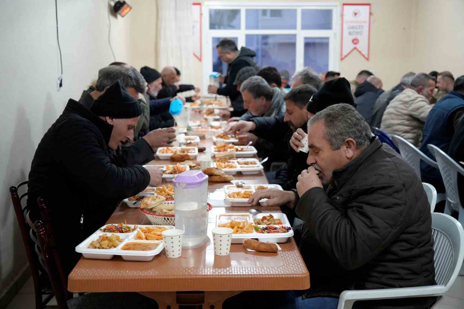 gecit koyunde 18 yillik iftar gelenegi yoldan gecenleri sofrada bulusturuyor 5 eITAQlbB