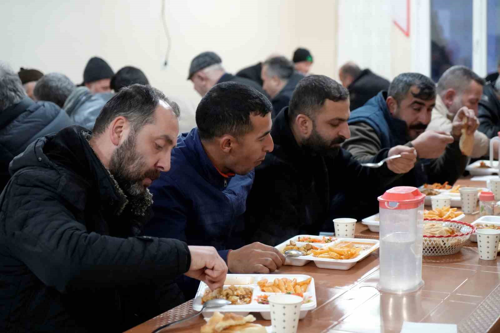 gecit koyunde 18 yillik iftar gelenegi yoldan gecenleri sofrada bulusturuyor 6 L5SQsOjW
