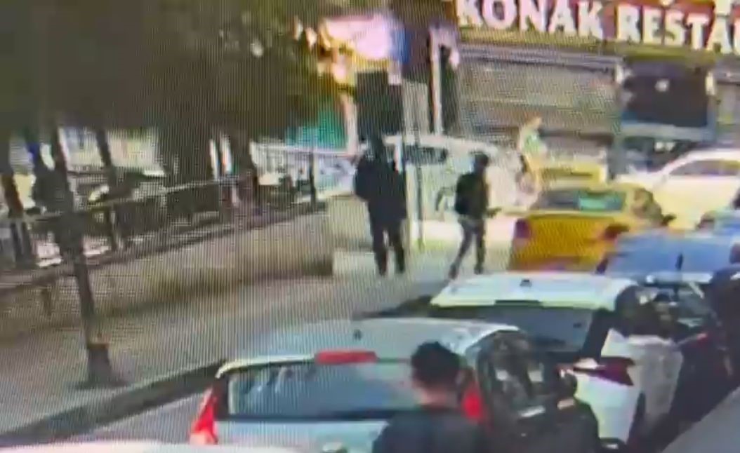 Geçtiğimiz hafta duraktan taksiyi çalmaya çalışıp yakalandı, bu sefer evini yaktı 5 gectigimiz hafta duraktan taksiyi calmaya calisip yakalandi bu sefer evini yakti 1 RziZCHTt