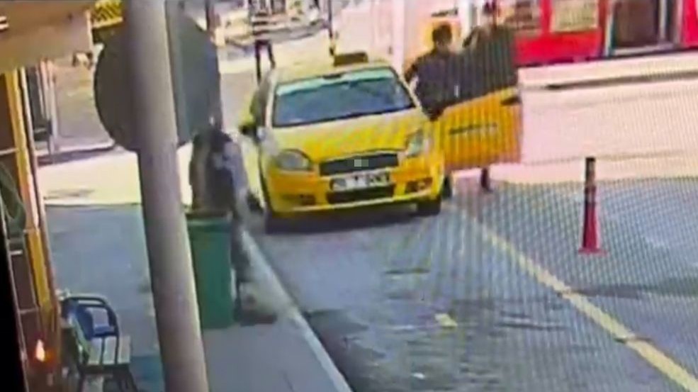 Geçtiğimiz hafta duraktan taksiyi çalmaya çalışıp yakalandı, bu sefer evini yaktı 6 gectigimiz hafta duraktan taksiyi calmaya calisip yakalandi bu sefer evini yakti 2 2lvZIuqF