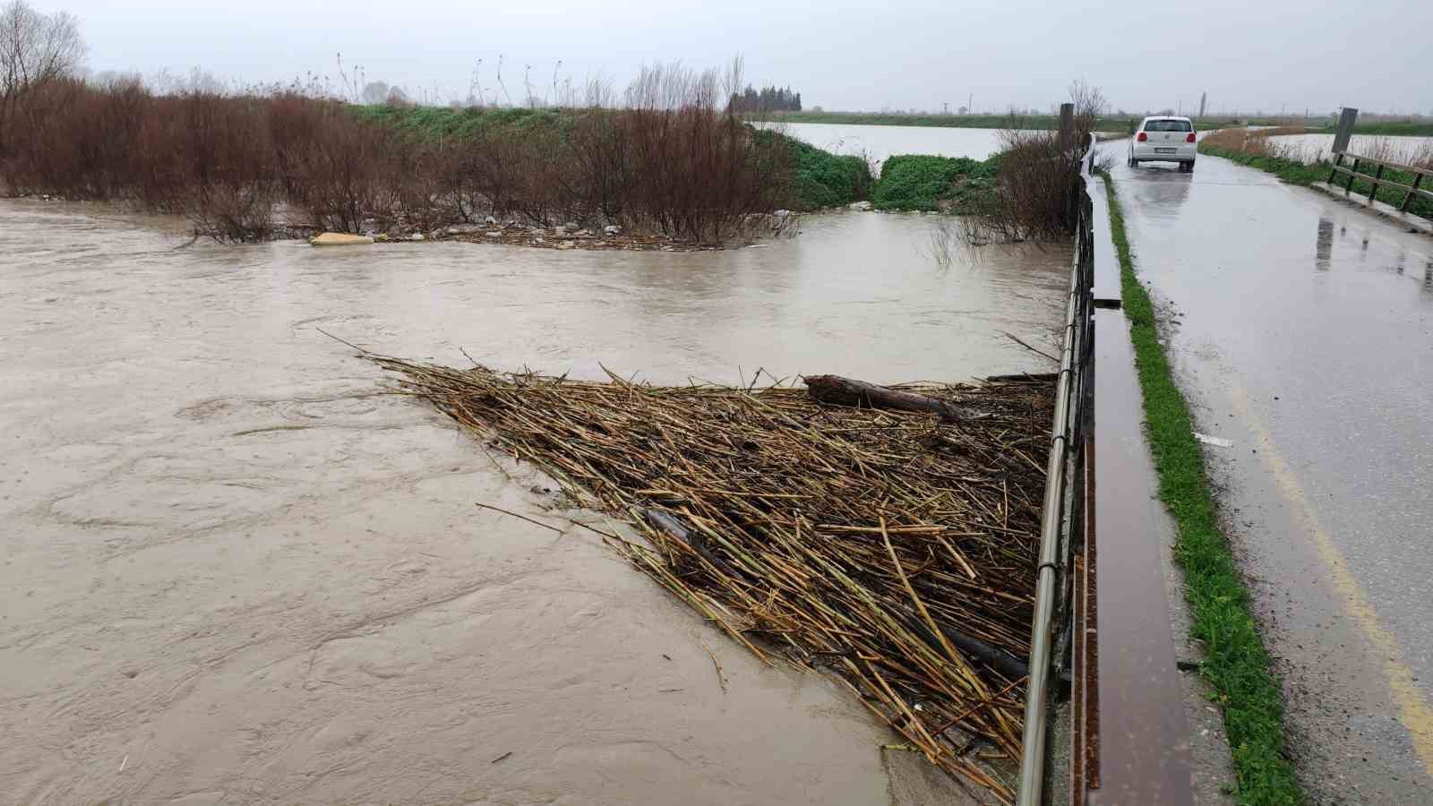 gediz nehri tasti kopruler alarm veriyor 9 Ob9B1WUI