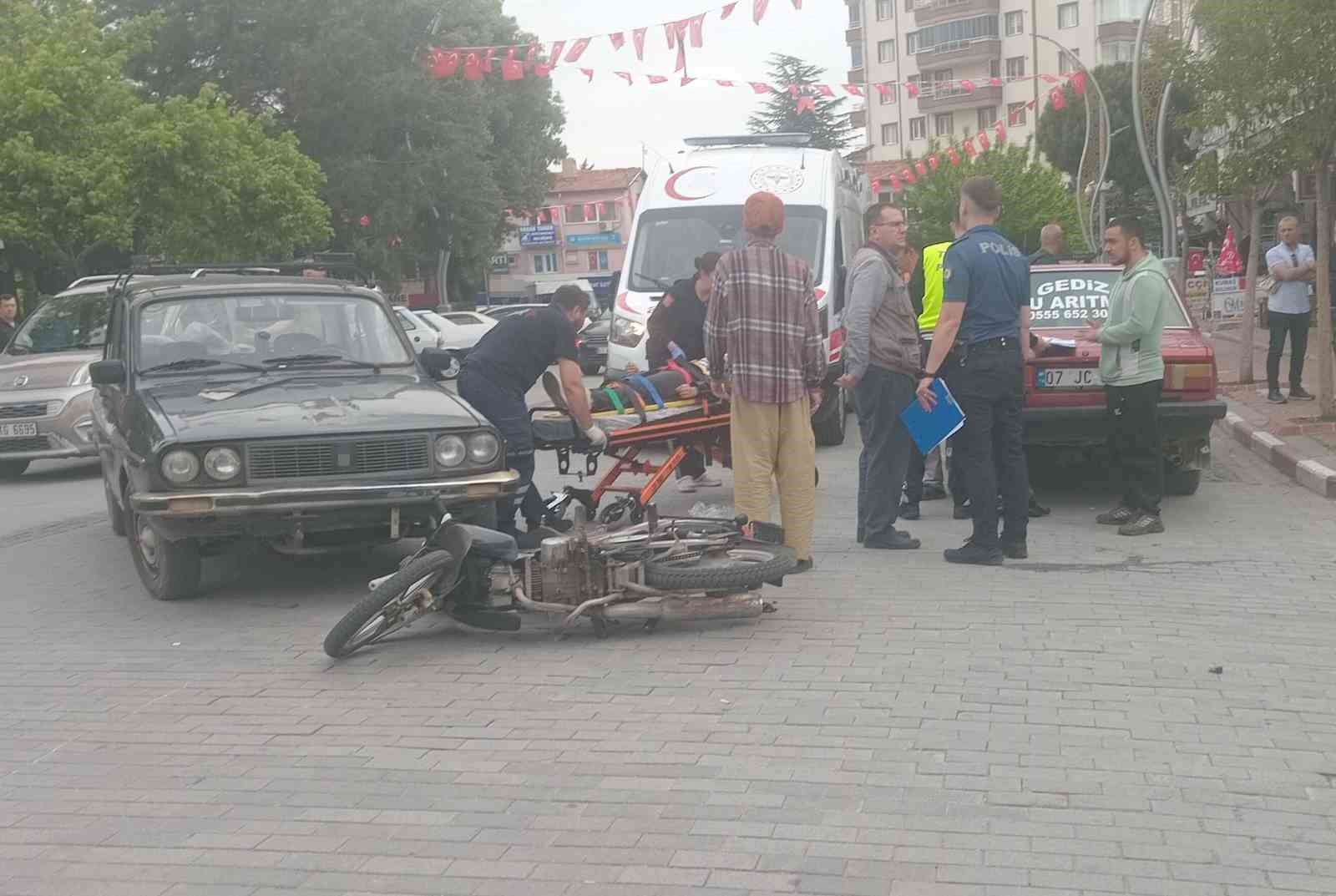 gedizde otomobil ile motosiklet carpisti 2 kardes yaralandi 1 ebiY3TB7
