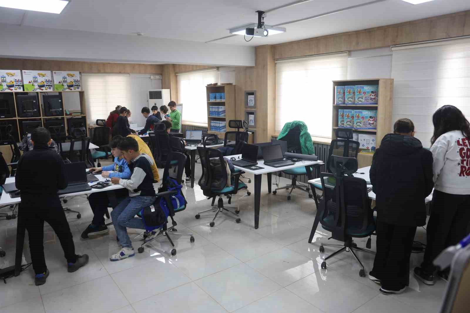 gelecegin kasifleri olacak depremzede cocuklar hataybot robot yarismasina hazirlaniyorlar 5 za47r4c1