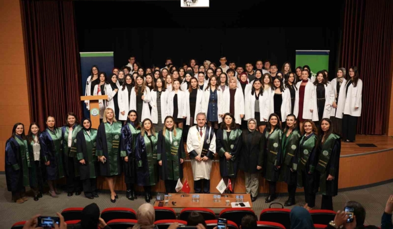 gelecegin-saglikcilari-beyaz-onluklerini-giydi-tCG7I3H5.jpg