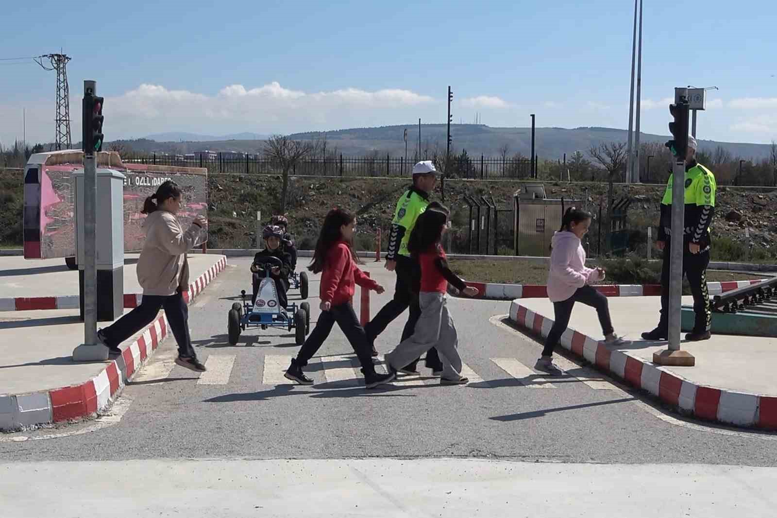 gelecegin suruculeri trafik kurallarini bu parkta ogreniyor binlerce ogrenci egitim aldi 0 GqlCutSm