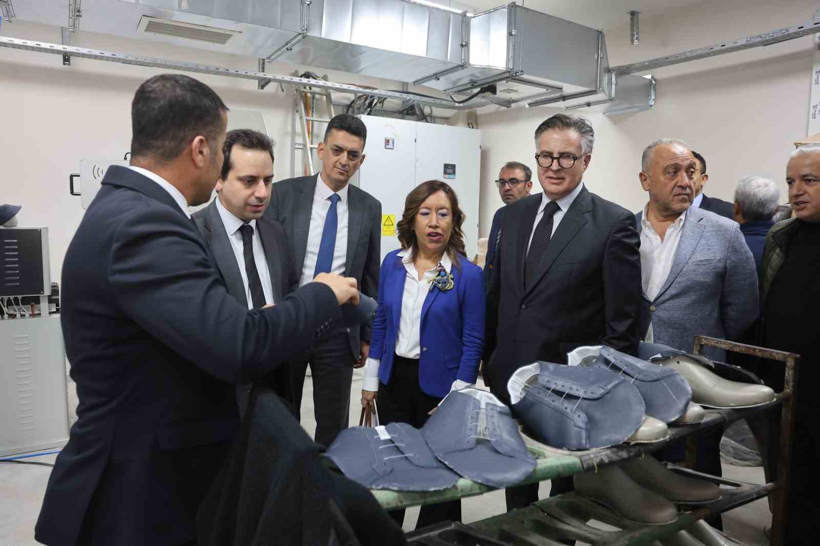 gelecegin ustalarini yetistirecek ayakkabi ortak imalat ve egitim merkezinin acilisi yapildi 1 DbTB33Hl