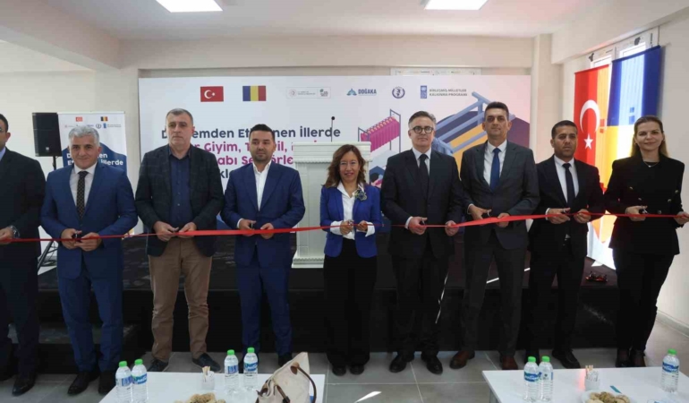 gelecegin-ustalarini-yetistirecek-ayakkabi-ortak-imalat-ve-egitim-merkezinin-acilisi-yapildi-NMywuNV7.jpg