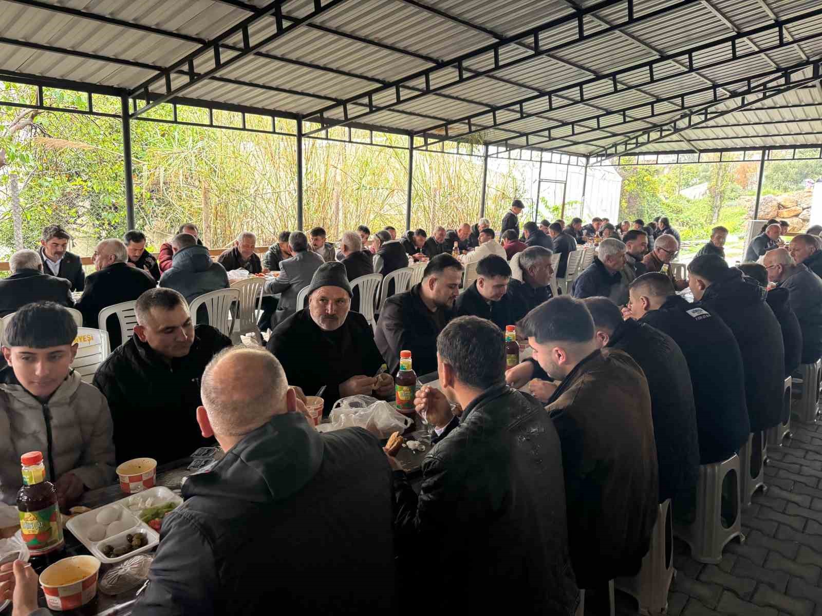 gelenek suruyor tum mahalle bir araya gelerek bayrami kutladi 0 BTWv2nZ3