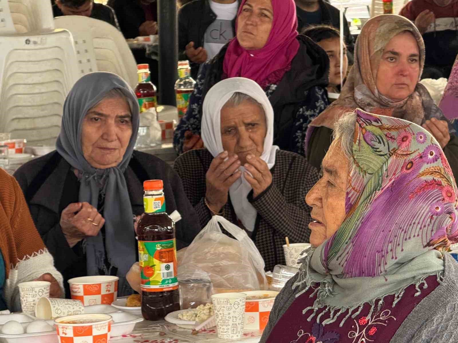 gelenek suruyor tum mahalle bir araya gelerek bayrami kutladi 1 N5EUiYgU