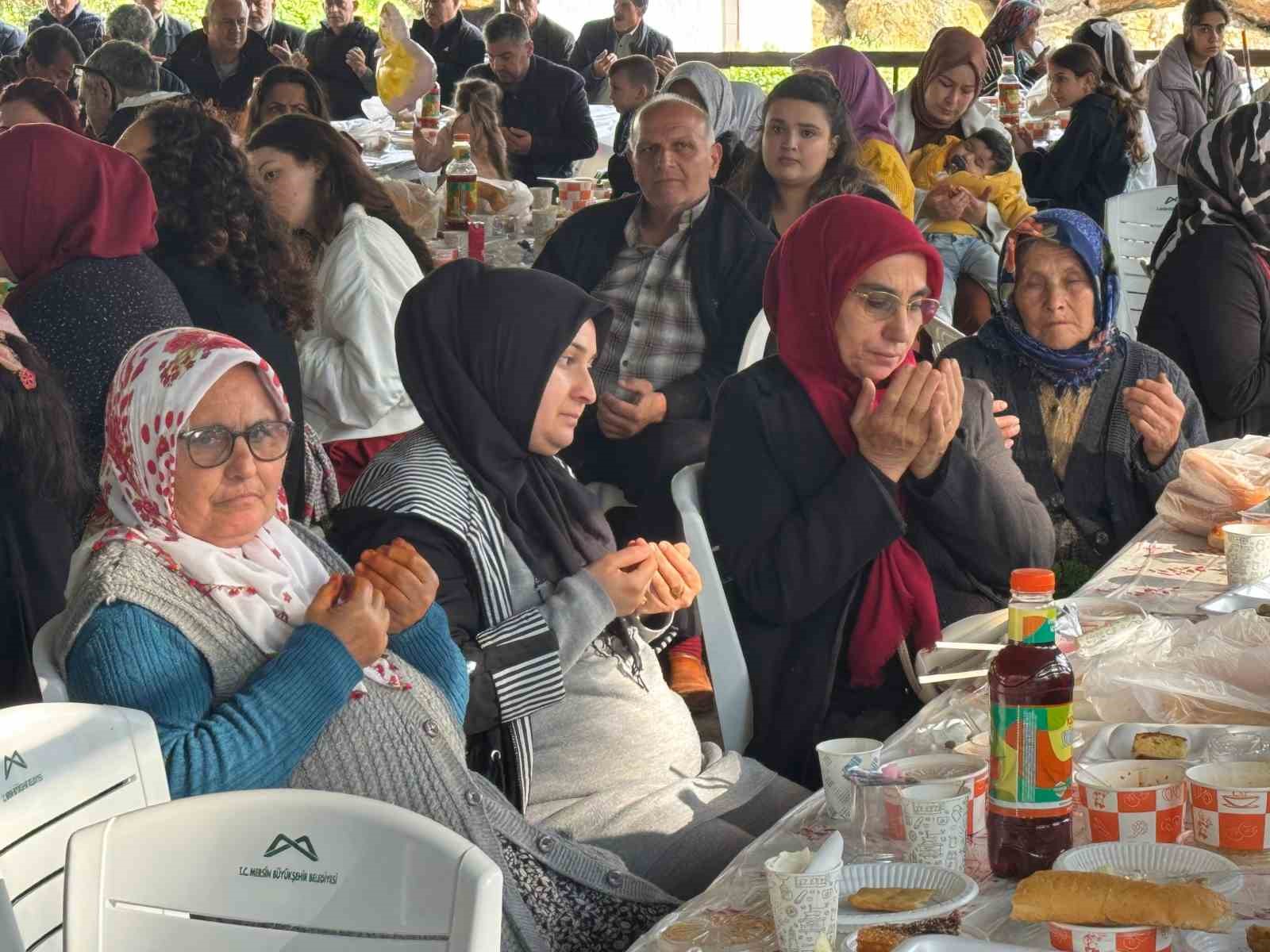 gelenek suruyor tum mahalle bir araya gelerek bayrami kutladi 2 YwXpFHwU