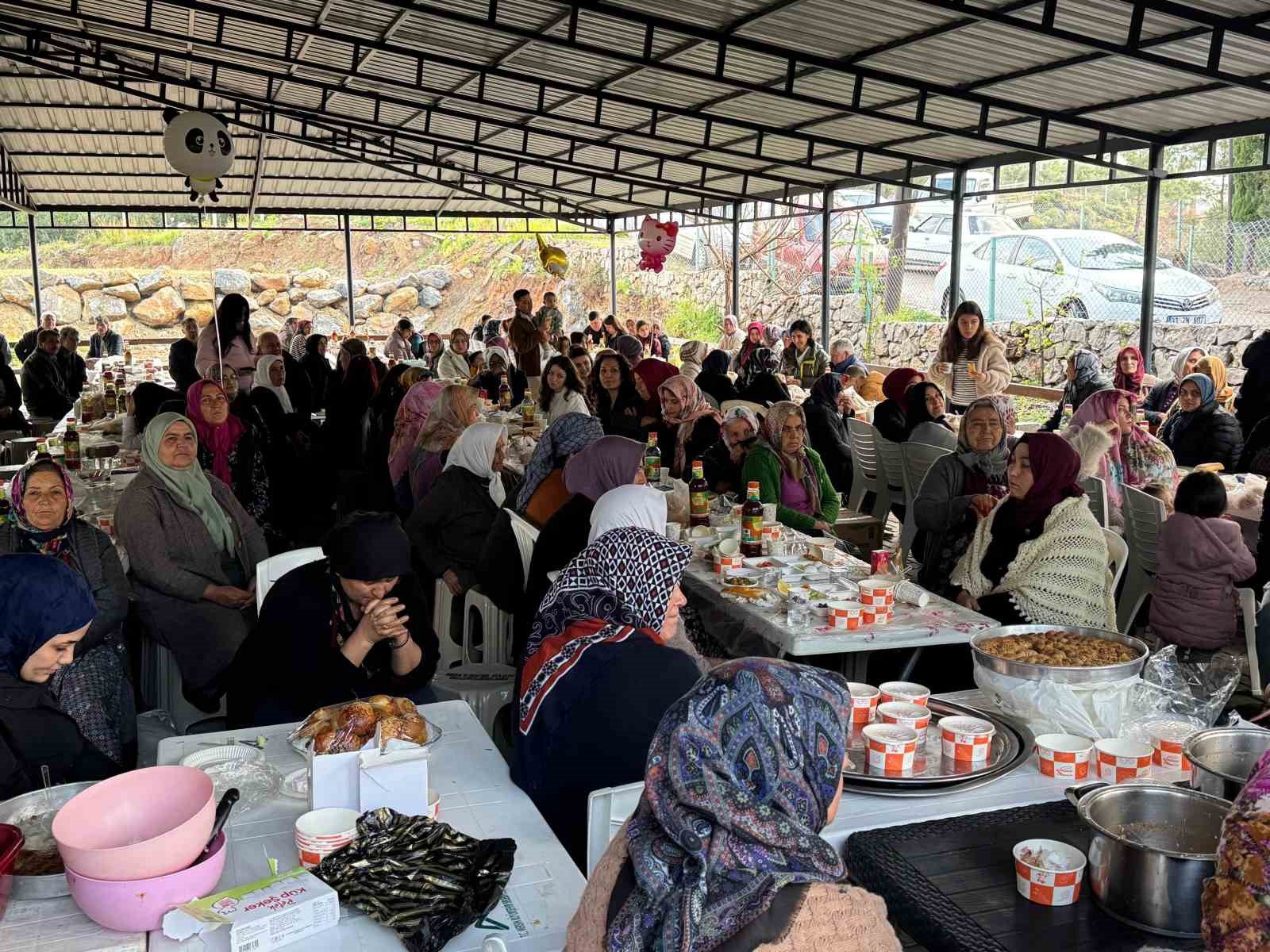 gelenek suruyor tum mahalle bir araya gelerek bayrami kutladi 3 WKLbCCaz