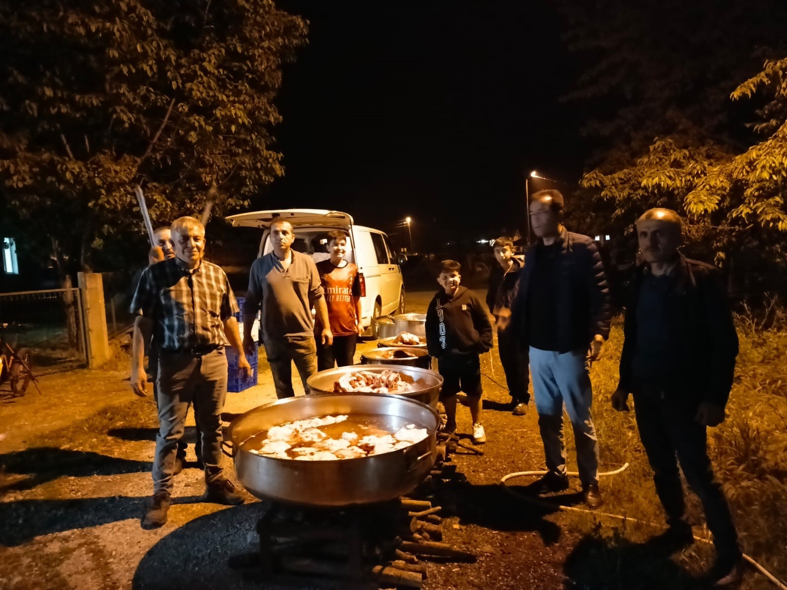 geleneksel hacet bayraminda yarim tondan fazla et dagitildi 2 15g3dft5