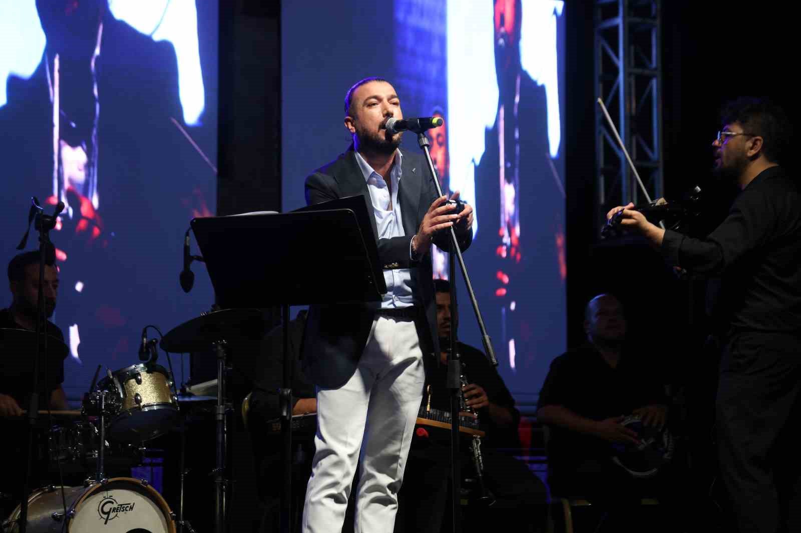 geleneksel kozan belediyesi yaz konserleri basladi konserin en buyuk alkisi ozel bireye 3 LAUbVZSa