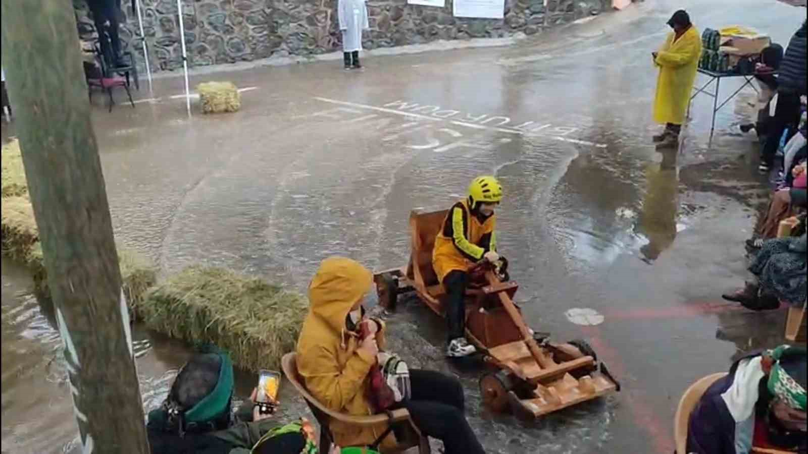 geleneksel tahta araba yarislarina yagmur da engel olamadi 1 1UcYdKnm