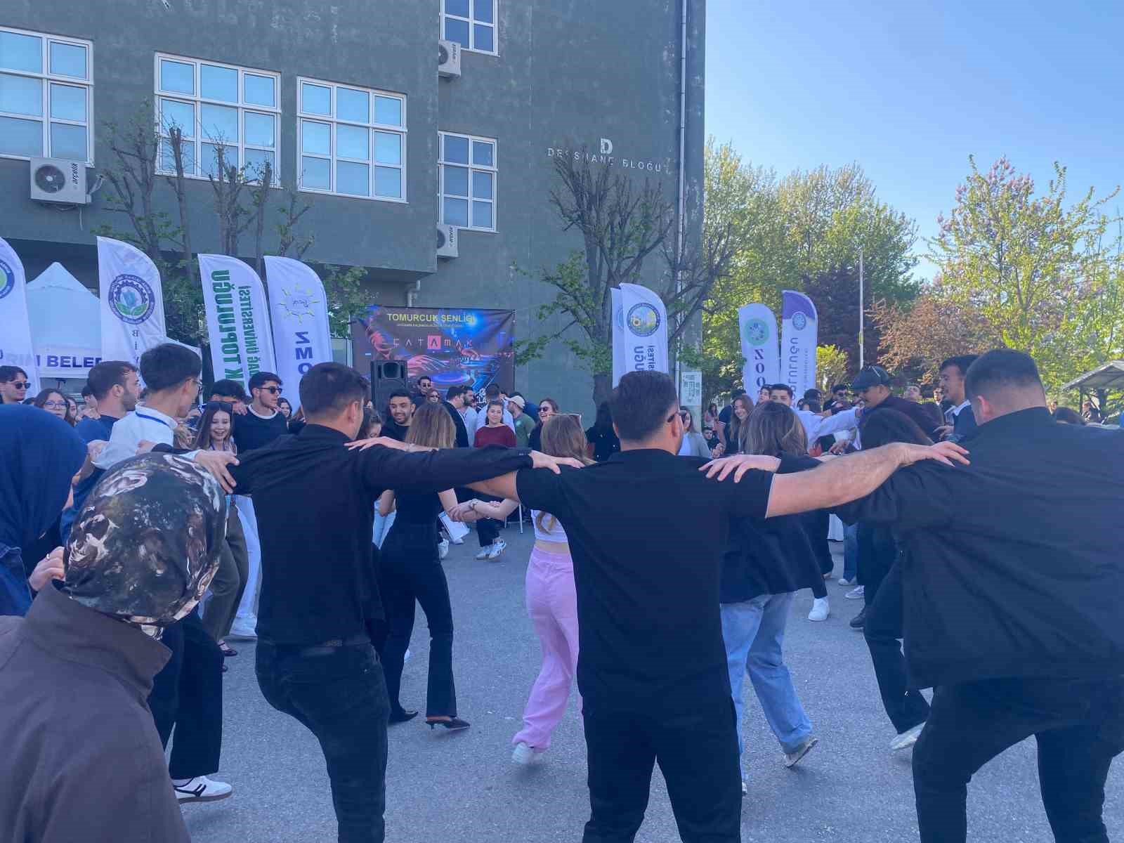 geleneksel tomurcuk senliginde ogrenciler doyasiya eglendi 1 j4bCjpT7