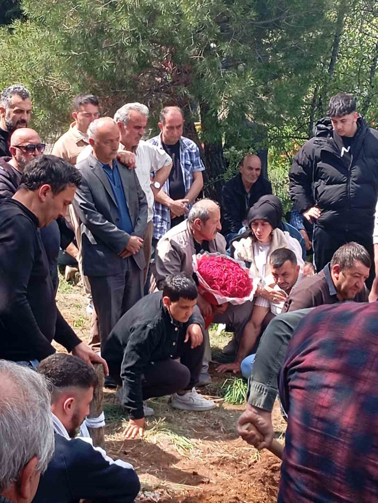 gelin cicegi damadin mezarina konuldu 2 9h9cZEt8