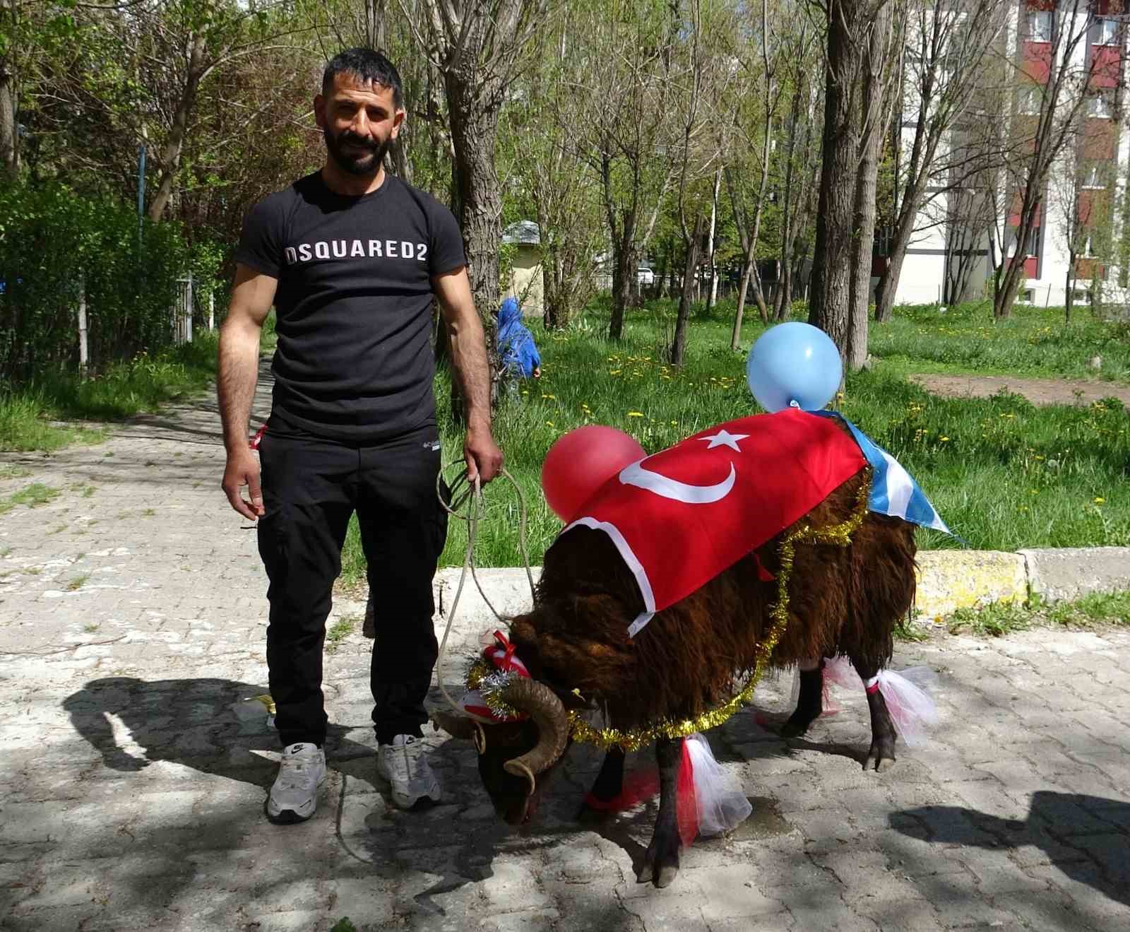 gelin kocu sampiyon erzurumspor bayragi ve mavi beyaz balonlarla suslendi 2 rmlEH2Yr