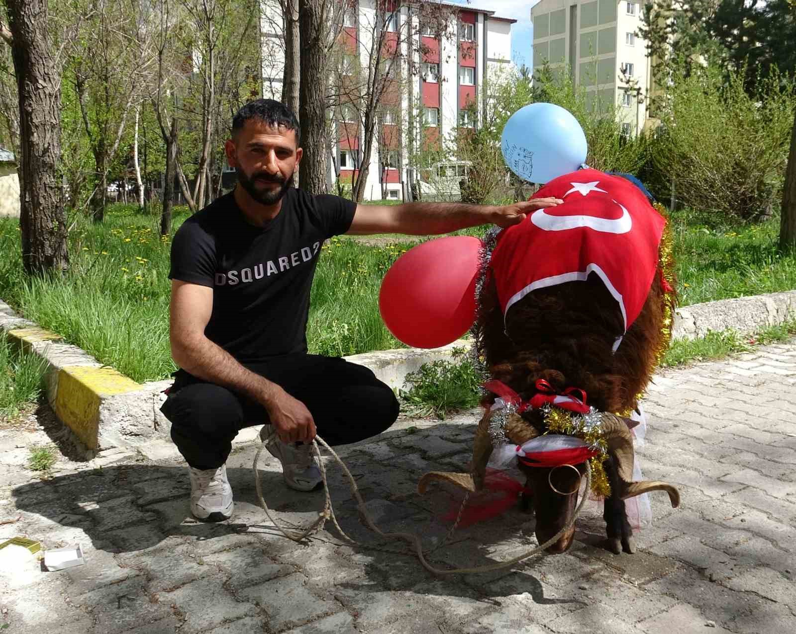 gelin kocu sampiyon erzurumspor bayragi ve mavi beyaz balonlarla suslendi 3 psR2eiWz