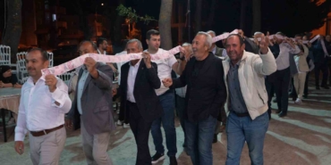 gelin-ve-damada-15-metrelik-para-kurdelesi-MaeZ4qB3.jpg