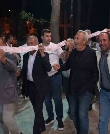 gelin-ve-damada-15-metrelik-para-kurdelesi-MaeZ4qB3.jpg
