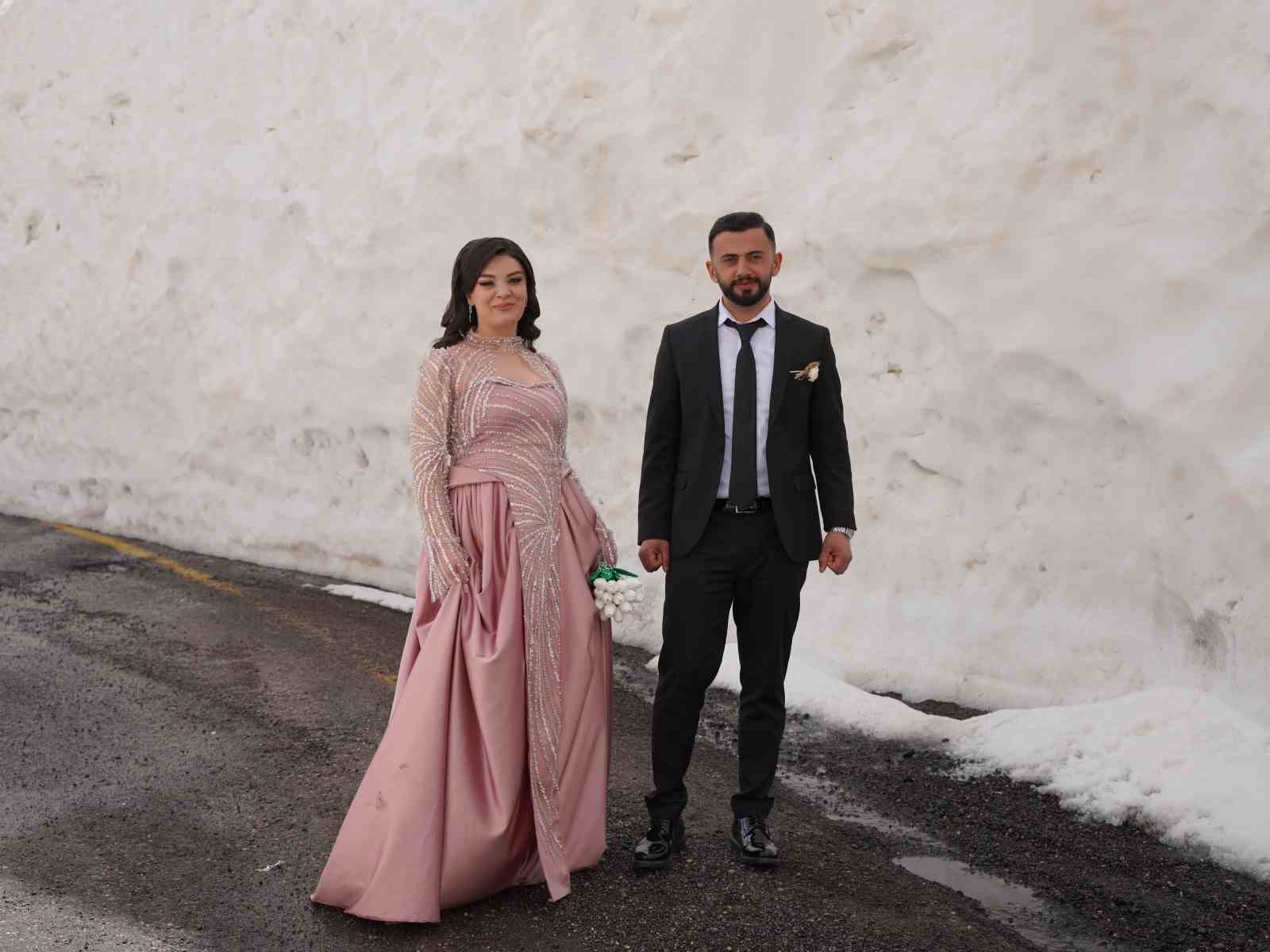 gelin ve damat adayi kar tunelinde fotograf cekimi yapti 1 r1sJNayd