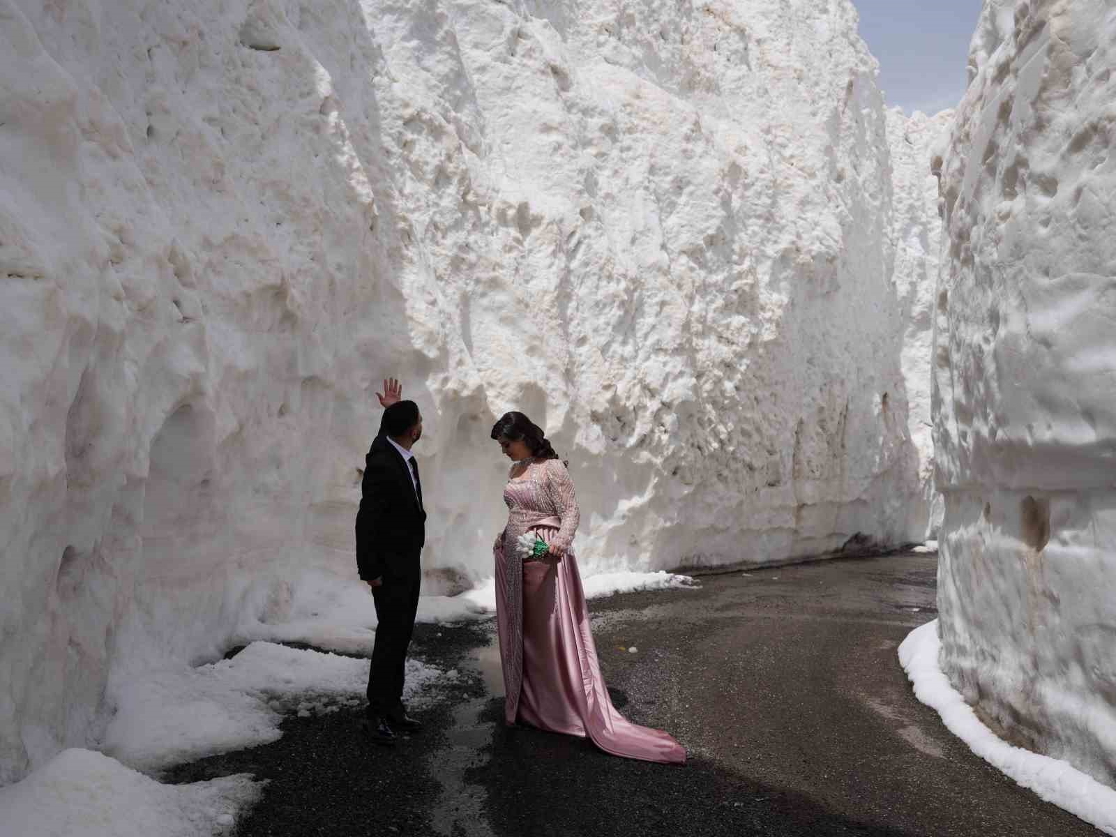 gelin ve damat adayi kar tunelinde fotograf cekimi yapti 2 kkHSkuUR