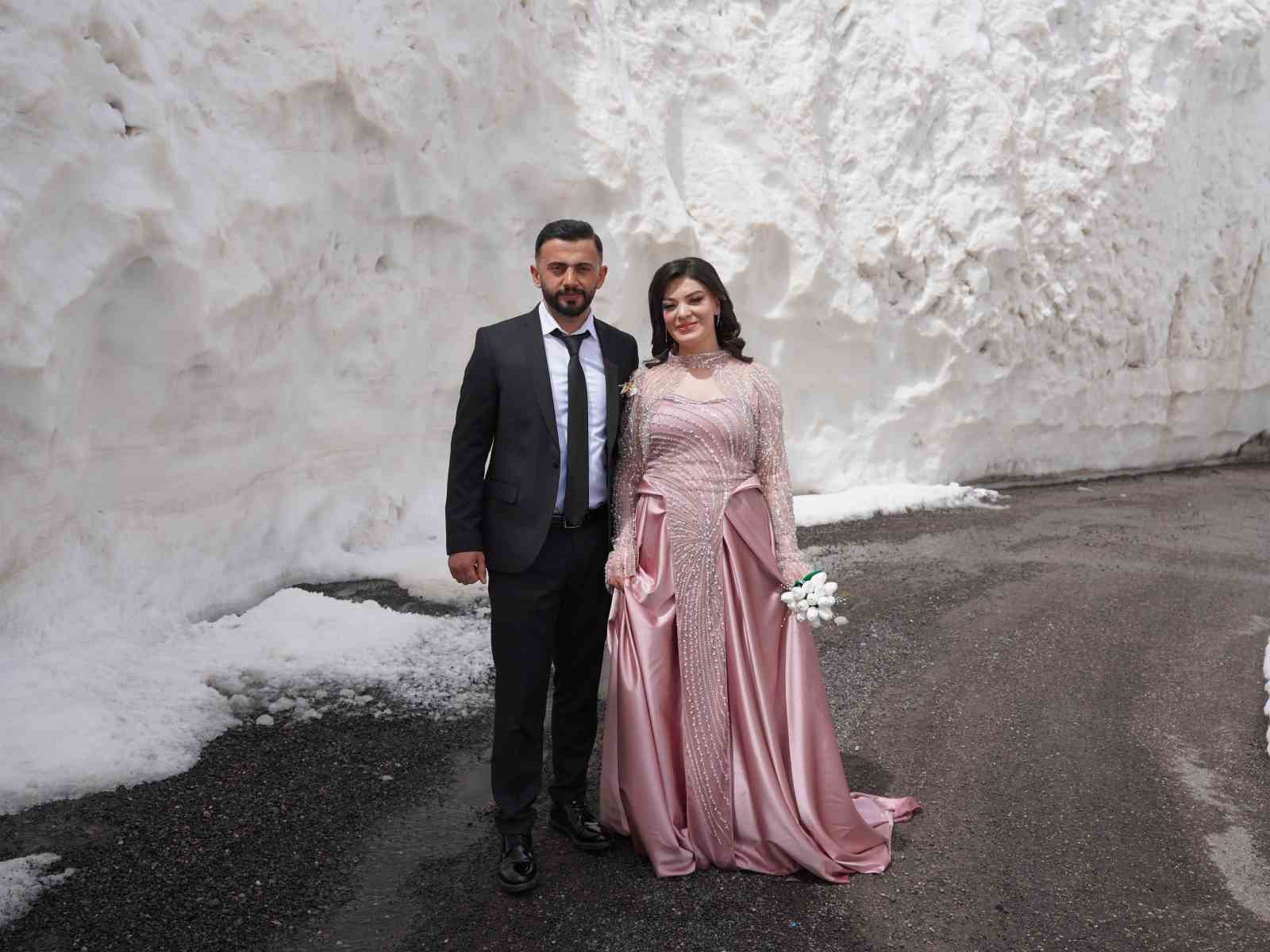 gelin ve damat adayi kar tunelinde fotograf cekimi yapti 3 KznAPvew