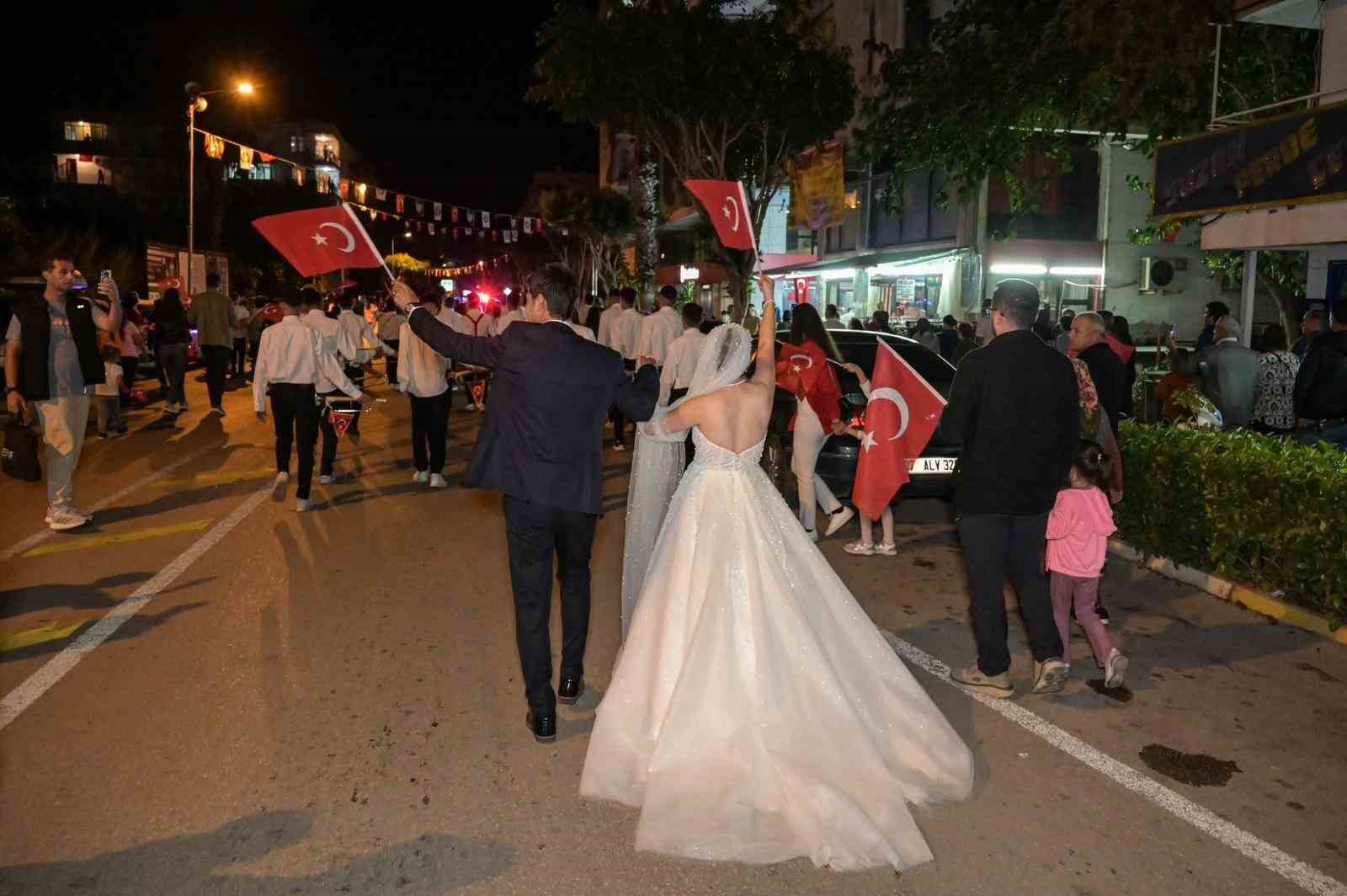 gelinle damat dugunden once fener alayina katildi 2 YXjqIQ9r
