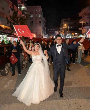 gelinle-damat-dugunden-once-fener-alayina-katildi-HL6NmL39.jpg