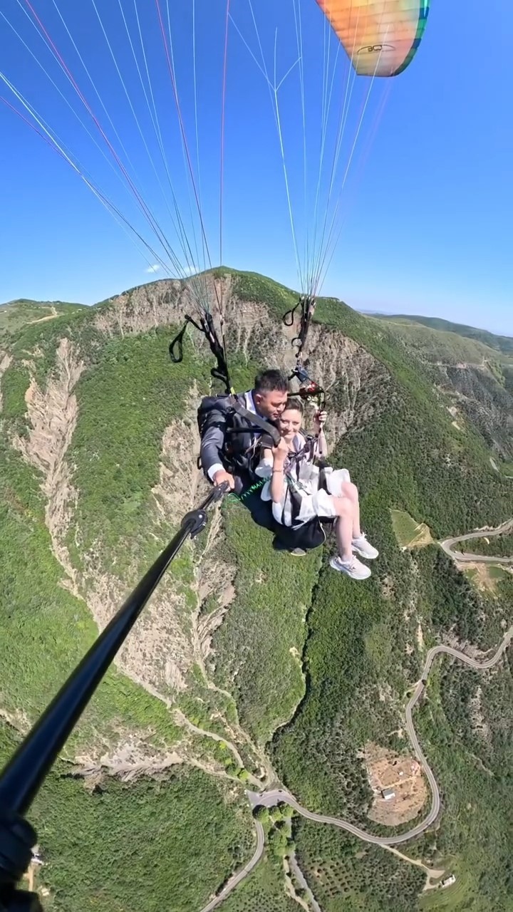 Gelinlik ve damatlıkla paraşütle atlayıp aşklarını gökyüzünde kutladılar 4 gelinlik ve damatlikla parasutle atlayip asklarini gokyuzunde kutladilar 0