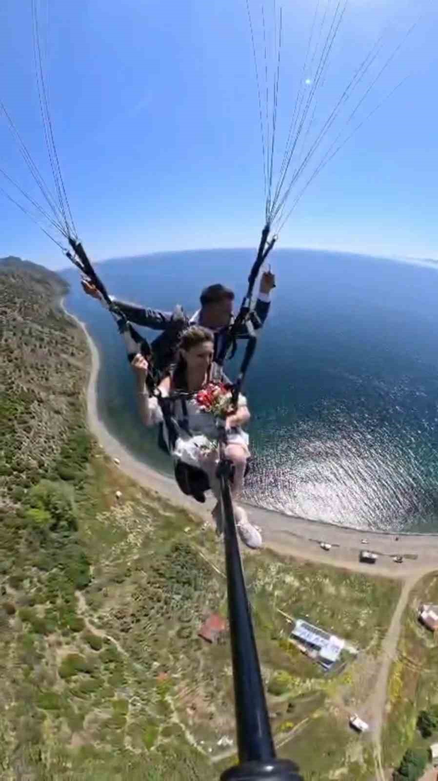 Gelinlik ve damatlıkla paraşütle atlayıp aşklarını gökyüzünde kutladılar 6 gelinlik ve damatlikla parasutle atlayip asklarini gokyuzunde kutladilar 2 YdSFV8uA